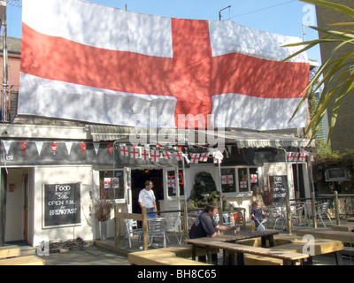 L'Angleterre. St George's drapeaux dans un pub à Londres au cours de la journée nationale Banque D'Images