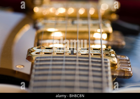 Les cordes et les camionnettes d'une Guitare Gretsch, détail avec peu de profondeur de foyer. Banque D'Images