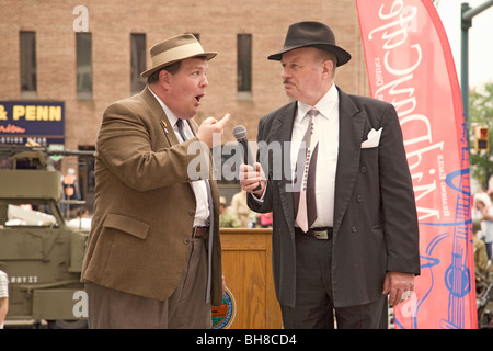 1940 World War II accueil acteurs comédien avant de Bud Abbott et Lou Costello (joué par Bill Riley et Joe Ziegler) indiquant à joke Banque D'Images