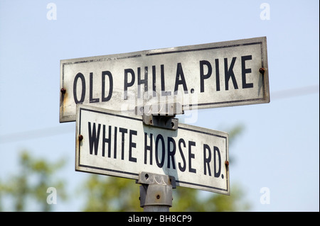 Ancienne plaque de rue dans le comté de Lancaster Old Phila Pike et White Horse Road, New York Banque D'Images