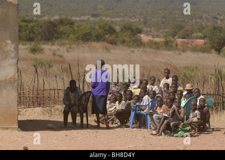 Les enfants à l'école entre Kuvango et Cutatoi, le sud de l'Angola, l'Afrique. La salle de classe est à l'extérieur. Banque D'Images