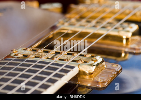 Les cordes et les camionnettes d'une Guitare Gretsch, détail avec peu de profondeur de foyer. Banque D'Images