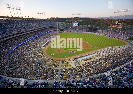 Tribunes surplombant la plaque au niveau national League Championship Series (CLN), le Dodger Stadium, Los Angeles, CA Banque D'Images