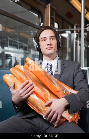 Businessman in tube avec beaucoup de pain Banque D'Images