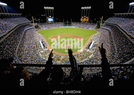 Silhouette de Dodger fans cheer et point de vue sur les estrades à la National League Championship Series (CLN) Banque D'Images