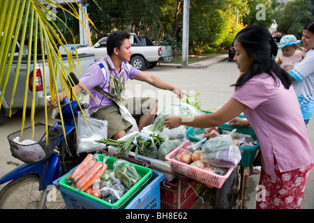 L'homme Vente de légumes verts et de son vélo - Phuket Banque D'Images