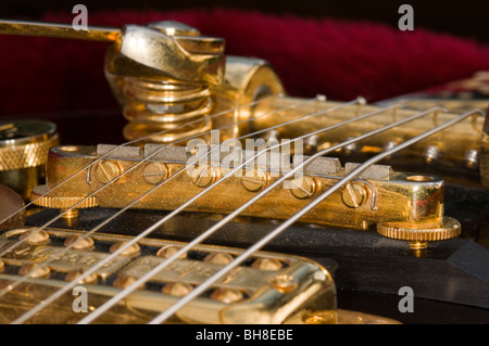 Les cordes sur une Guitare Gretsch, détail. montrant comment elles sont tendues sur le pont. Banque D'Images