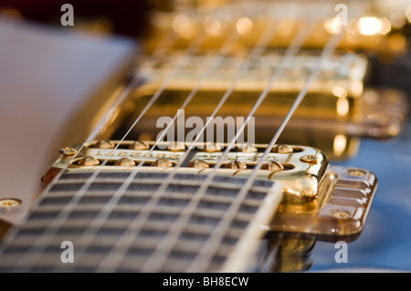 Les cordes et les camionnettes d'une Guitare Gretsch, détail avec peu de profondeur de foyer. Banque D'Images