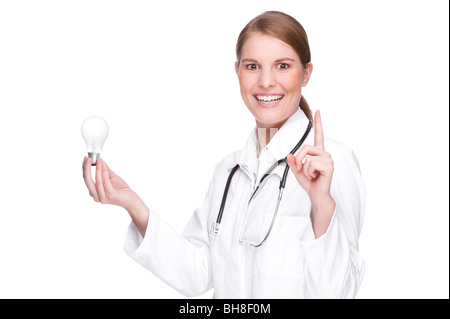 Studio photo de plein isolé un jeune et beau médecin avec ampoule (avoir une idée) Banque D'Images
