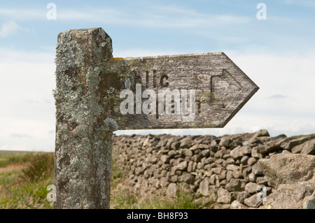 En bois ancien sentier public signpost Banque D'Images