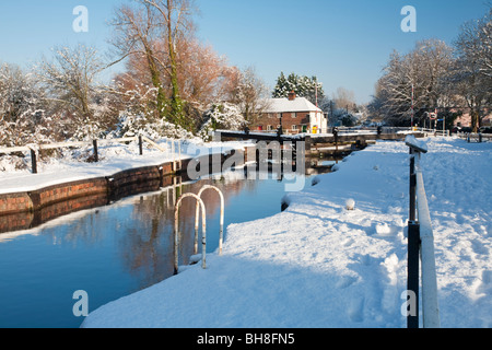 Aldermaston serrure sur le Kennet and Avon Canal dans la neige, Berkshire, Royaume-Uni Banque D'Images