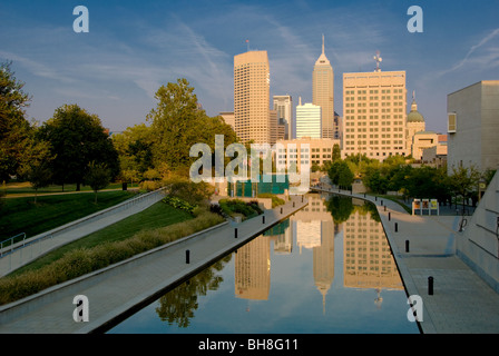 Le Canal du Centre à pied dans le parc d'état de White River State Park urbain, centre-ville d'Indianapolis, Indiana Banque D'Images