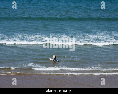 Débutant au surfeur plage devon woolacombe Banque D'Images