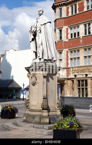 Statue de Charles Henry Wilson, ancien député, propriétaire de la ligne d'expédition, bienfaiteur , Kingston Upon Hull, East Yorkshire, Angleterre, Royaume-Uni. Banque D'Images