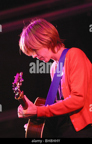 Beth Orton effectuant à l'Eden Project dans le cadre de l'Eden Sessions 2002 Banque D'Images