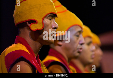 Moines tibétains du monastère de Tashi Lhunpo effectuant au Hay Festival 2009. Banque D'Images