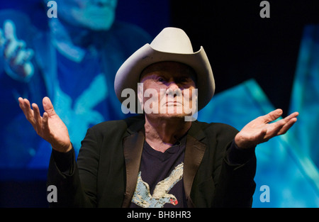 American Movie star acteur Tony Curtis sur la photo parle de sa vie sur scène à Hay Festival 2009. Banque D'Images