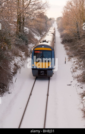 Un train sur l'arrêt East Suffolk ligne de chemin de fer dans la neige à Beccles , Suffolk , Angleterre , Angleterre , Royaume-Uni Banque D'Images