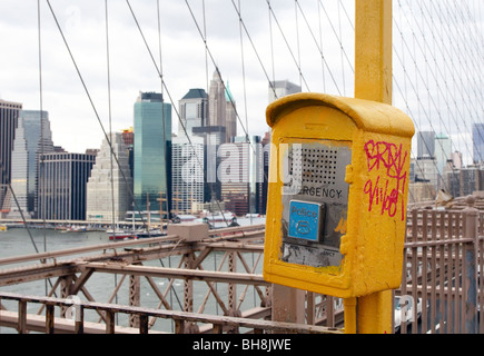 Fort d'appel d'urgence sur le pont de Brooklyn, New York City Banque D'Images