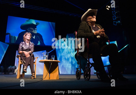 American Movie star acteur Tony Curtis sur la photo parle de sa vie sur scène à Hay Festival 2009. Banque D'Images