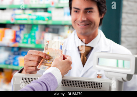 Pharmacien en tenant 50 euros Banque D'Images