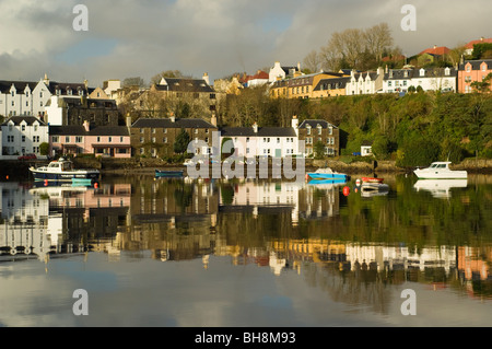 Le port de Portree, Isle of Skye, vu de la mer. Banque D'Images