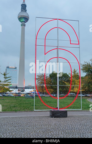 L'installation de la lumière dans le Forum de Marx-Engels au cours de la Fête des Lumières 2008 en face de la Fernsehturm de Berlin, Allemagne Banque D'Images