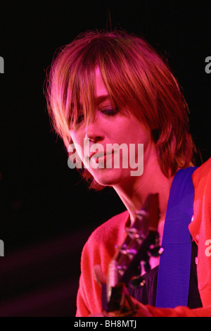 Beth Orton effectuant à l'Eden Project dans le cadre de l'Eden Sessions 2002 Banque D'Images