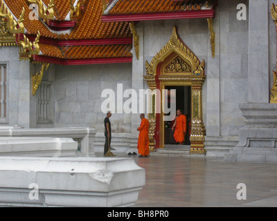 Bangkok, Thaïlande, Wat Benchamabohit Temple, sur l'extérieur, les moines en robes Traditionnel Banque D'Images