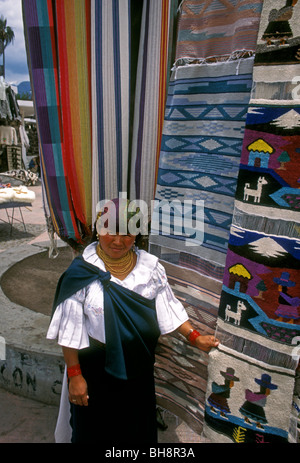 1, l'une, femme, équatorien, Marché, Marché indien d'Otavalo, Plaza de los Ponchos, ville d'Otavalo, dans la province d'Imbabura, Équateur, Amérique du Sud Banque D'Images