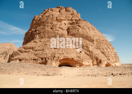 Vue extérieure de la grotte de l'art des cavernes préhistoriques nageurs site dans Wadi Sura, Gilf Kebir, région ouest du désert du Sahara, l'Egypte. Banque D'Images