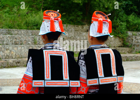 Vue arrière de deux femmes habillées en vêtements traditionnels, Guizhou, Chine Banque D'Images