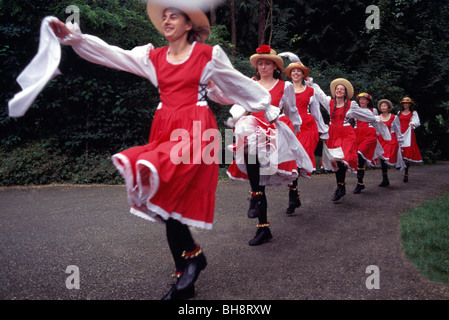 Burnaby, BC, en Colombie-Britannique, Canada - Femmes / Mesdames Tiddley Cove Morris Dancers dancing au Burnaby Village Museum Festival Banque D'Images