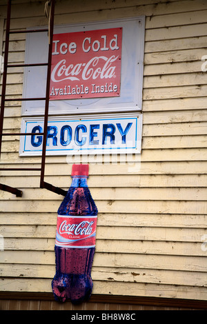 Vieux panneau de coke annonçant le froid de glace à l'épicerie à Douglas, Washington, États-Unis. Banque D'Images