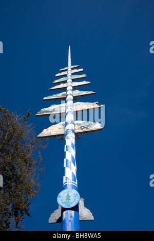 Maypole sur la rue Front à Leavenworth dans Chelan County, Washington, United States Banque D'Images