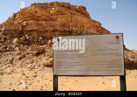Un panneau accueille les visiteurs à l'eau-Djedefre mountain, un site archéologique de l'Égypte ancienne dans l'ouest du Désert, près de Dakhla Oasis, Egypte. Banque D'Images
