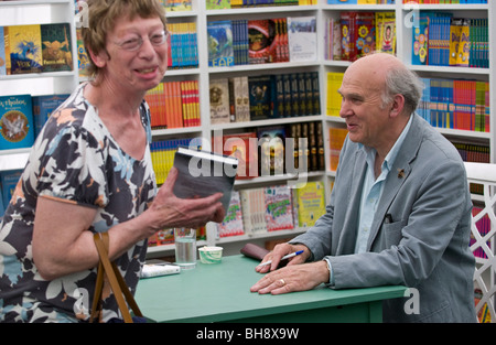 Politicien britannique Vince Cable MP des libéraux-démocrates illustré livre signant au Hay Festival 2009. Banque D'Images