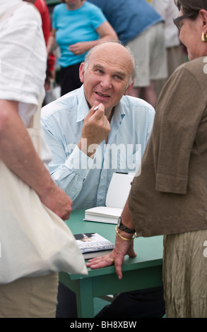 Politicien britannique Vince Cable MP des libéraux-démocrates illustré livre signant au Hay Festival 2009. Banque D'Images