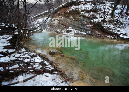 Lac vert dans les montagnes de la Crimée Banque D'Images