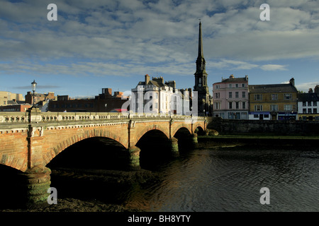 Le nouveau pont enjambant la rivière Ayr Town Hall et le AyrAyrshire Spire Ecosse Banque D'Images