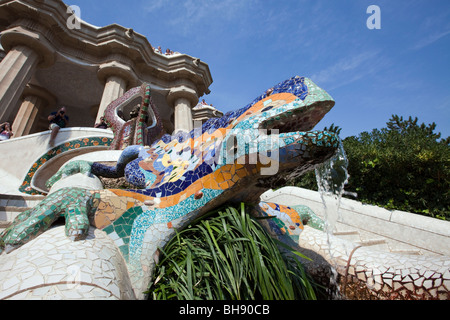 Mosaïque d'attraction touristique dans la région de Fontaine Dragon Parc Güell de l'architecte Antoni Gaudi, Barcelone, Catalogne, Espagne Banque D'Images