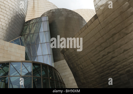 Le Musée Guggenheim d'art moderne, par l'architecte Frank Gehry, Bilbao, Pays Basque, Espagne Banque D'Images