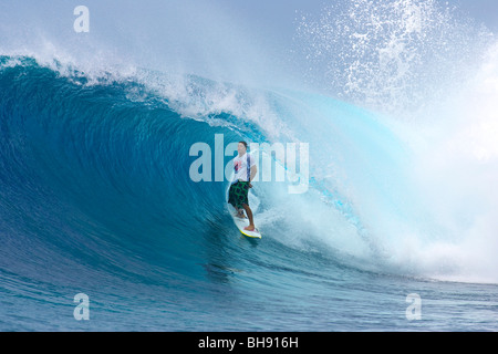 Surfer dans le tube de grosse vague Banque D'Images