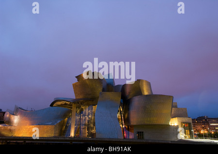 Le Musée Guggenheim d'art moderne, par l'architecte Frank Gehry, Bilbao, Pays Basque, Espagne Banque D'Images