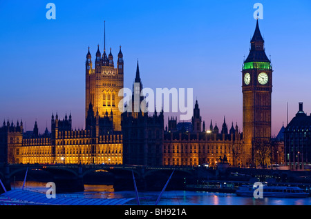 Big Ben et des chambres du Parlement dans la nuit à partir de la rive sud de la Tamise, Londres, Angleterre, Europe Banque D'Images