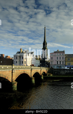 Le nouveau pont enjambant la rivière Ayr Town Hall et le AyrAyrshire Spire Ecosse Banque D'Images