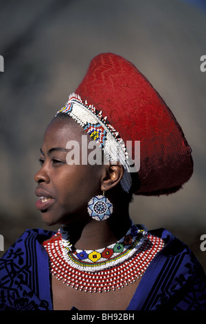Portrait de femme zoulou dans la coutume traditionnelle, Shakaland, Zululand, Kwazulu-Natal, Afrique du Sud Banque D'Images