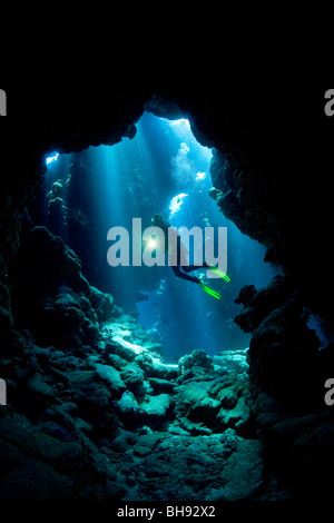 La plongée autonome à l'intérieur de grotte, Red Sea, Egypt Banque D'Images