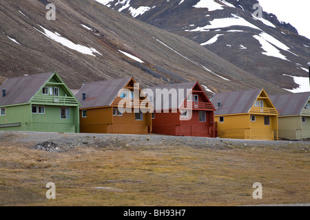 Maisons colorées au Spitzberg, Spitzberg, archipel du Svalbard, Norvège Banque D'Images