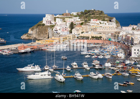 Port de l'île de Ponza, Ponza, Mer Méditerranée, Italie Banque D'Images